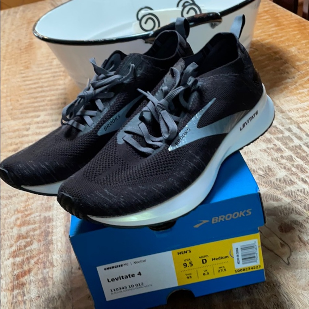men’s brooks shoes (new)